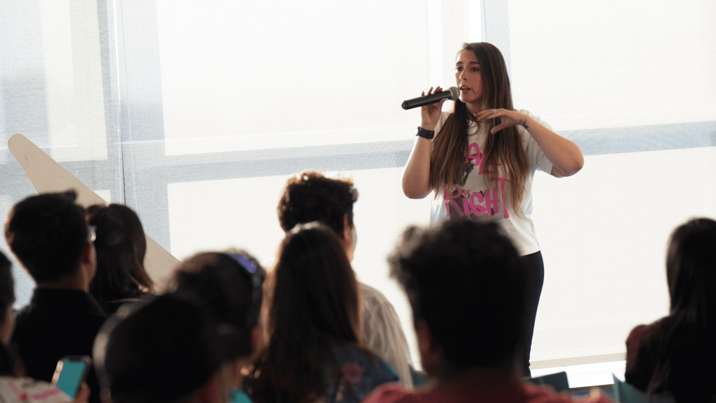 Dando una charla en un evento de diseño y tecnología